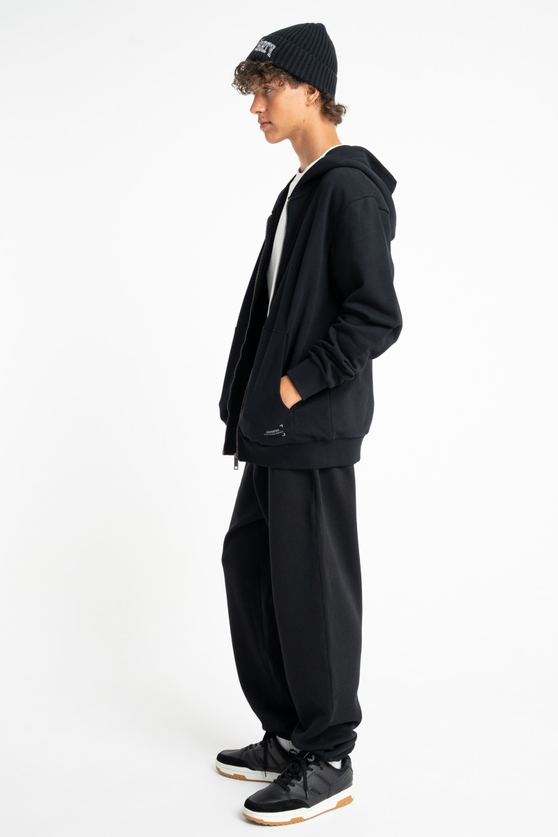 Czarna bluza REGULAR z kapturem z minimalistycznym nadrukiem