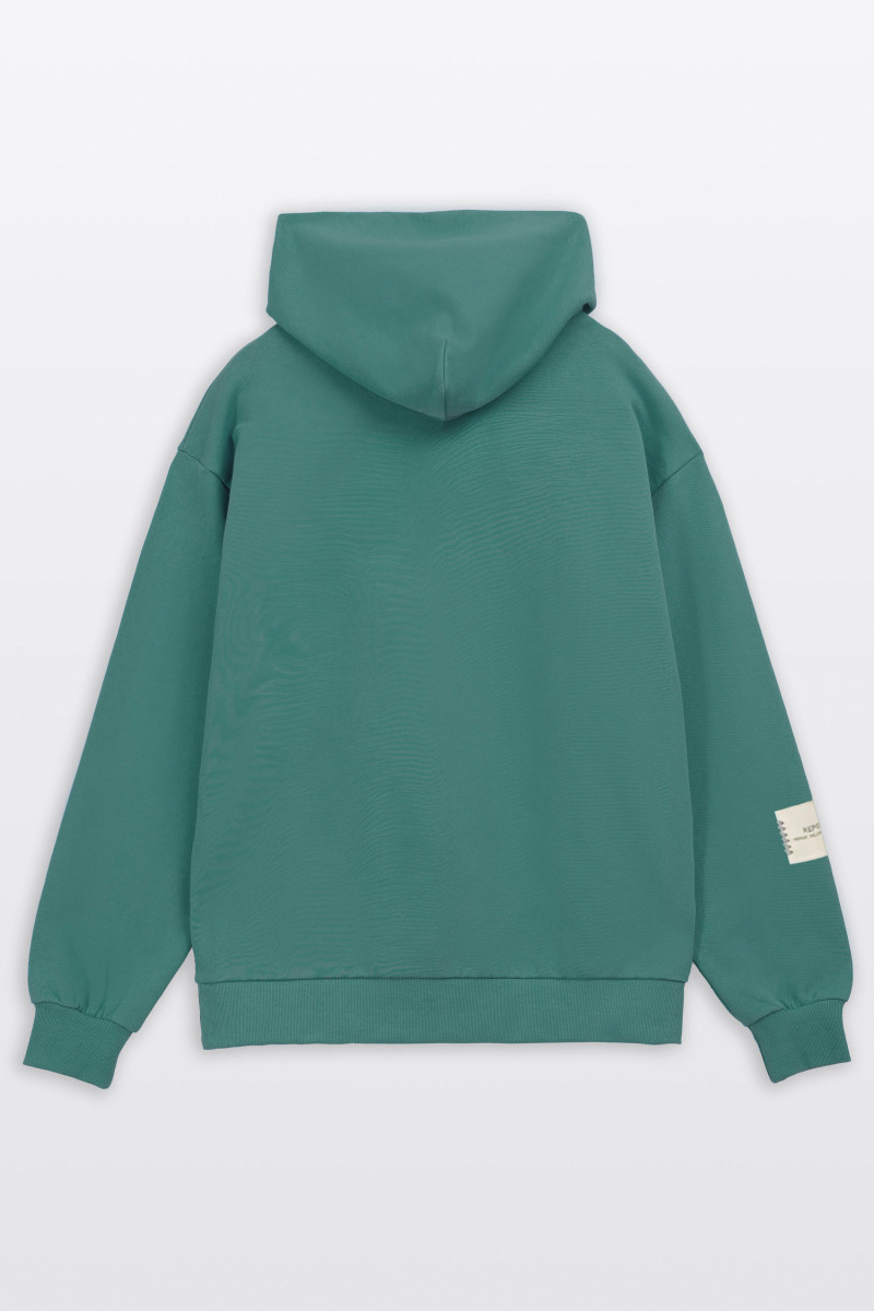 Zielona bluza REGULAR z kapturem z minimalistyczną naszywką na rękawie