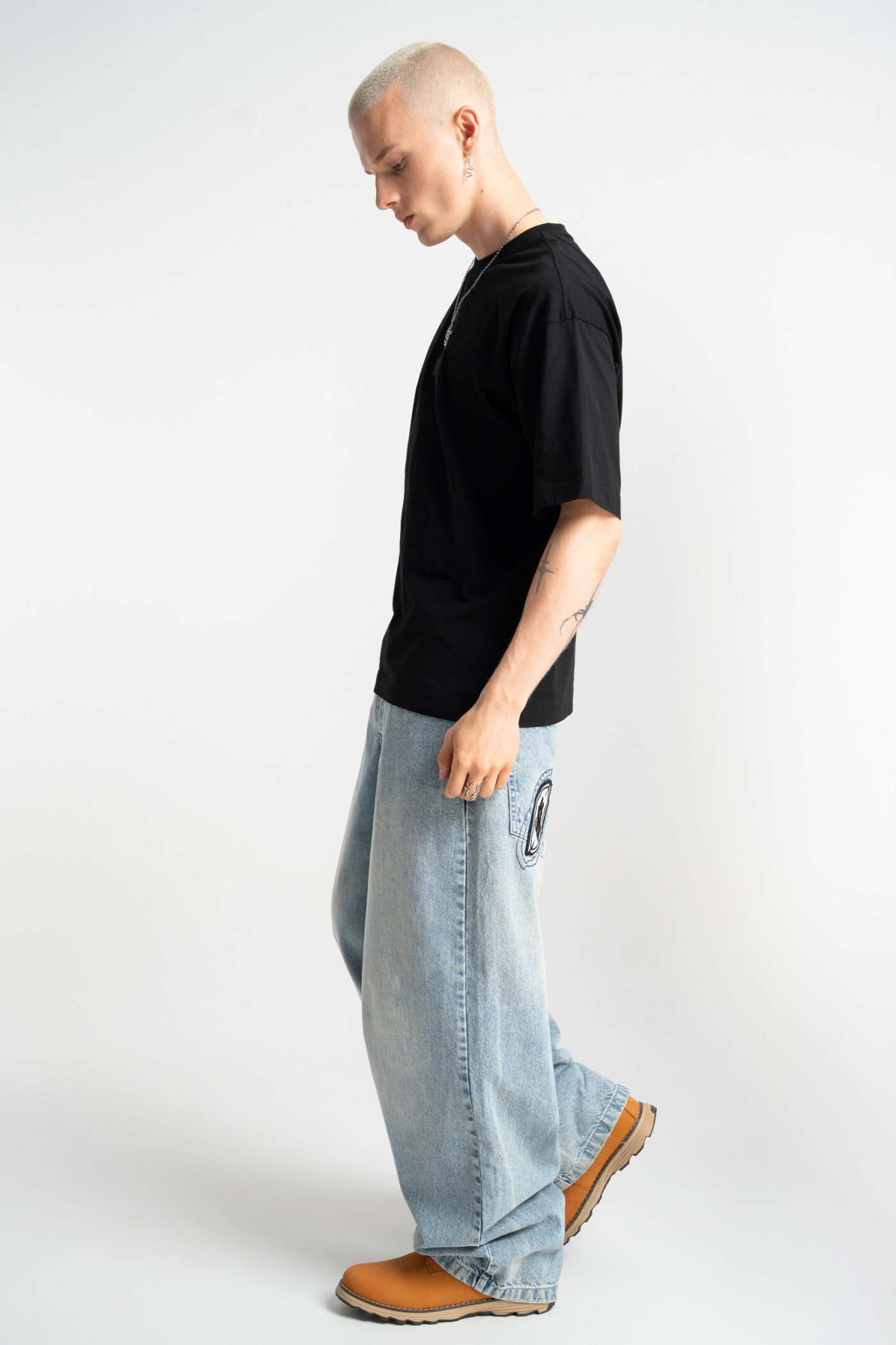 Czarny t-shirt OVERSIZE z minimalistycznym logo
