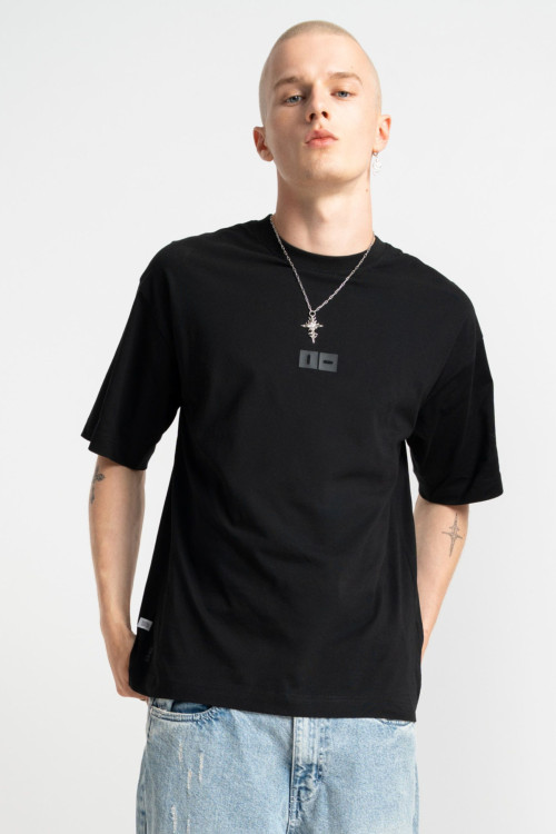 Czarny t-shirt OVERSIZE z minimalistycznym logo