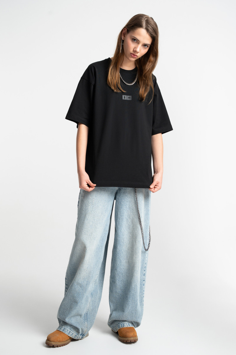 Czarny t-shirt OVERSIZE z minimalistycznym logo