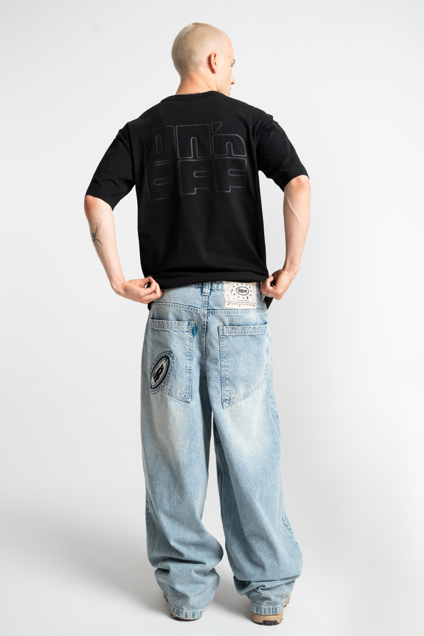 Czarny t-shirt OVERSIZE z minimalistycznym logo