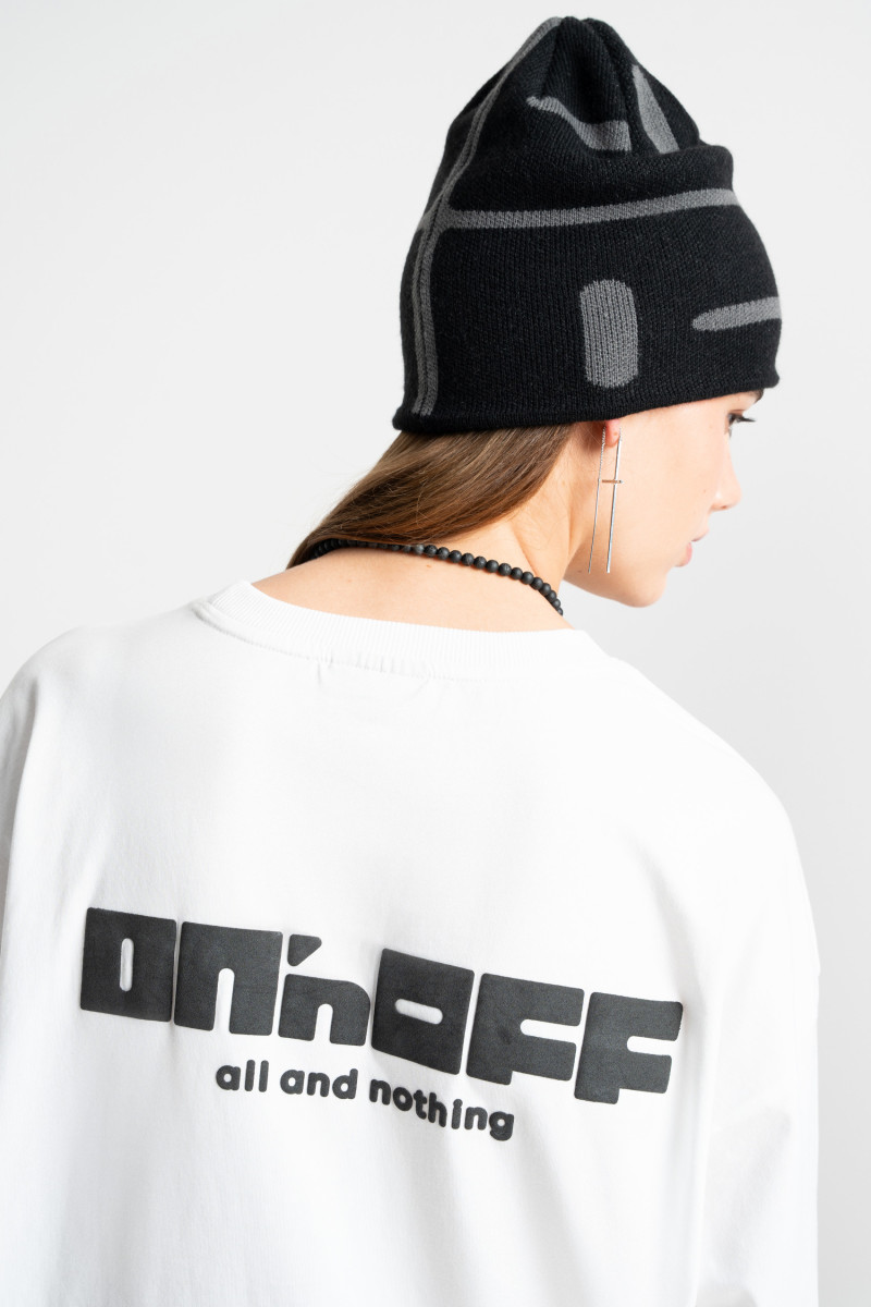 Biały longsleeve z logo