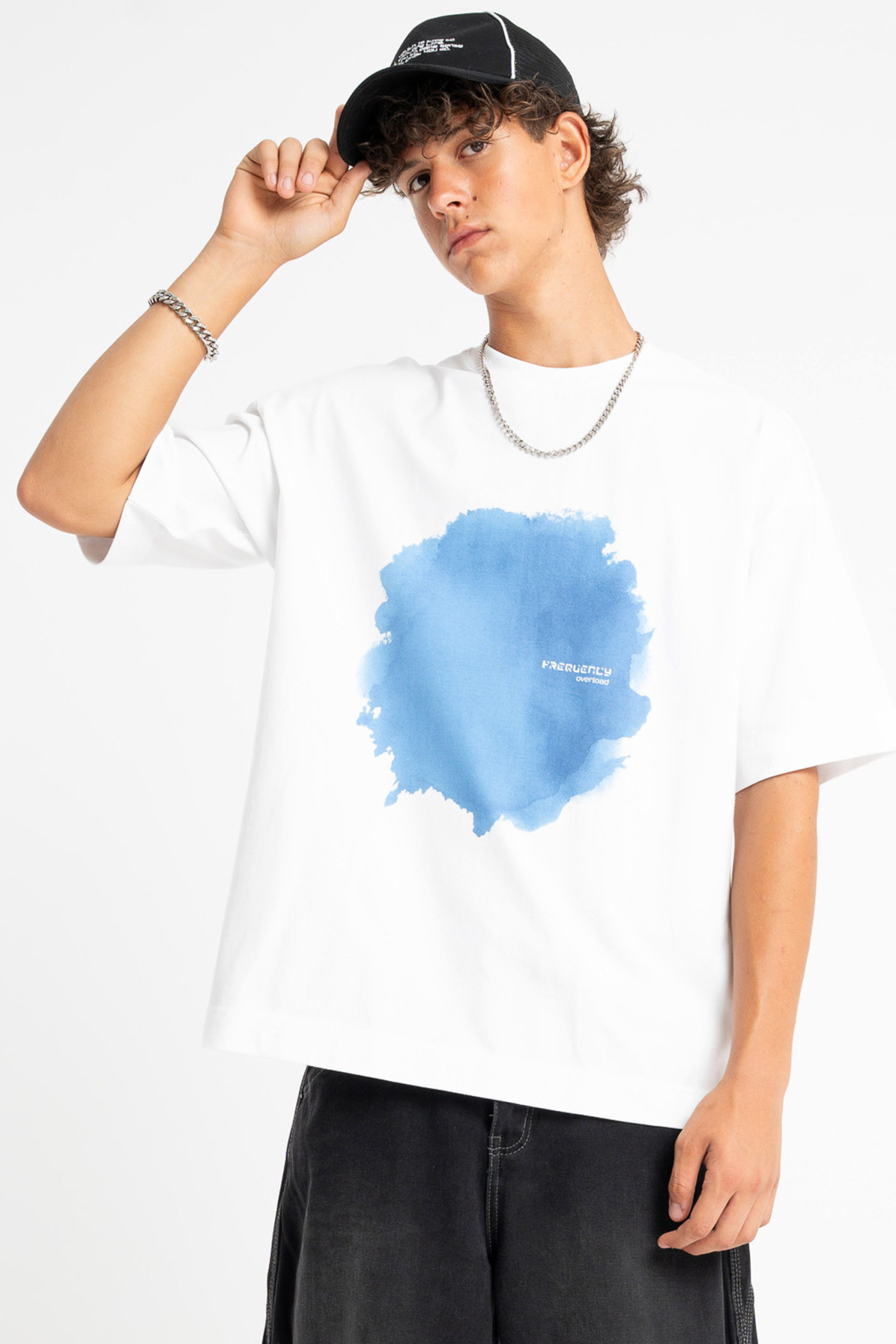 Biały t-shirt RELAXED z autorska grafiką z przodu