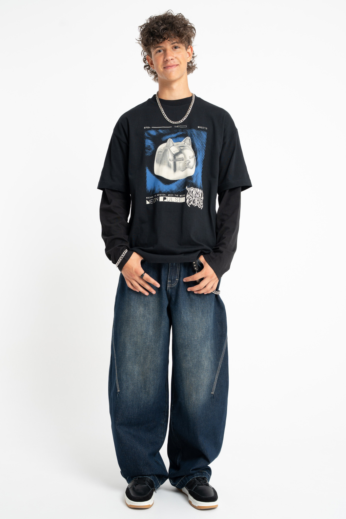 Czarny t-shirt LOOSE z autorską grafiką z przodu