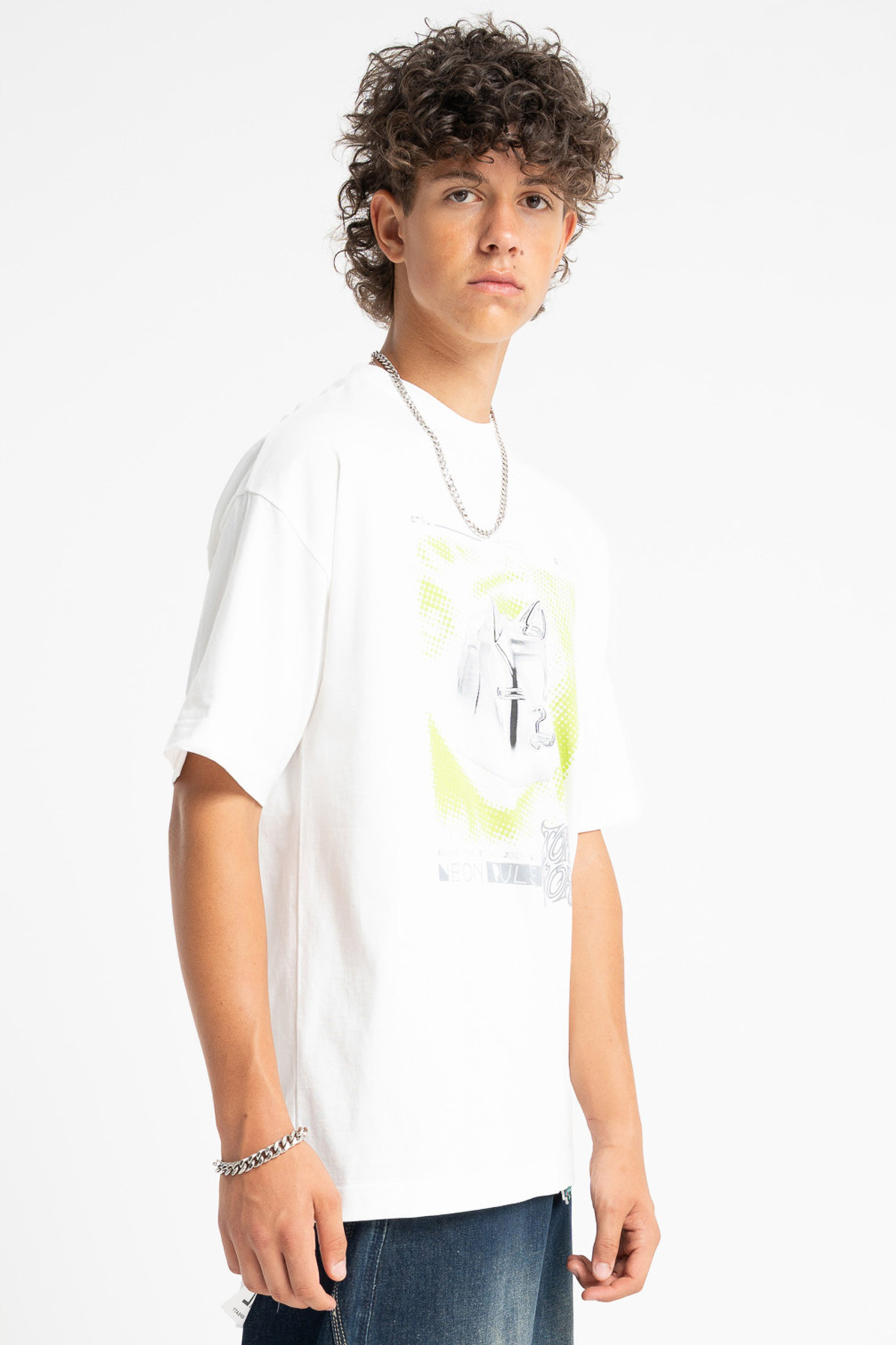 Biały t-shirt LOOSE z autorska grafiką z przodu