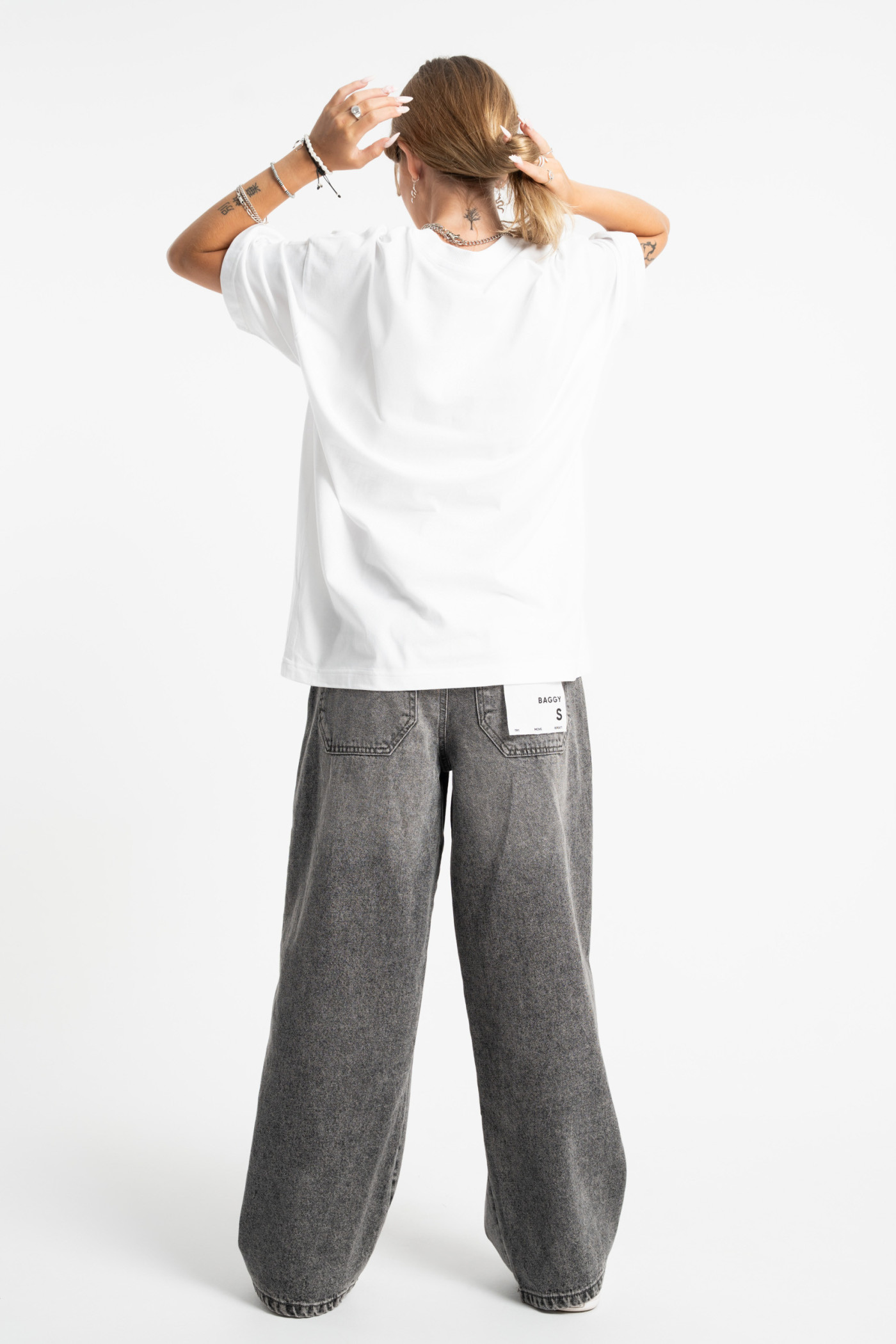 Biały t-shirt OVERSIZE z autorską grafiką z przodu