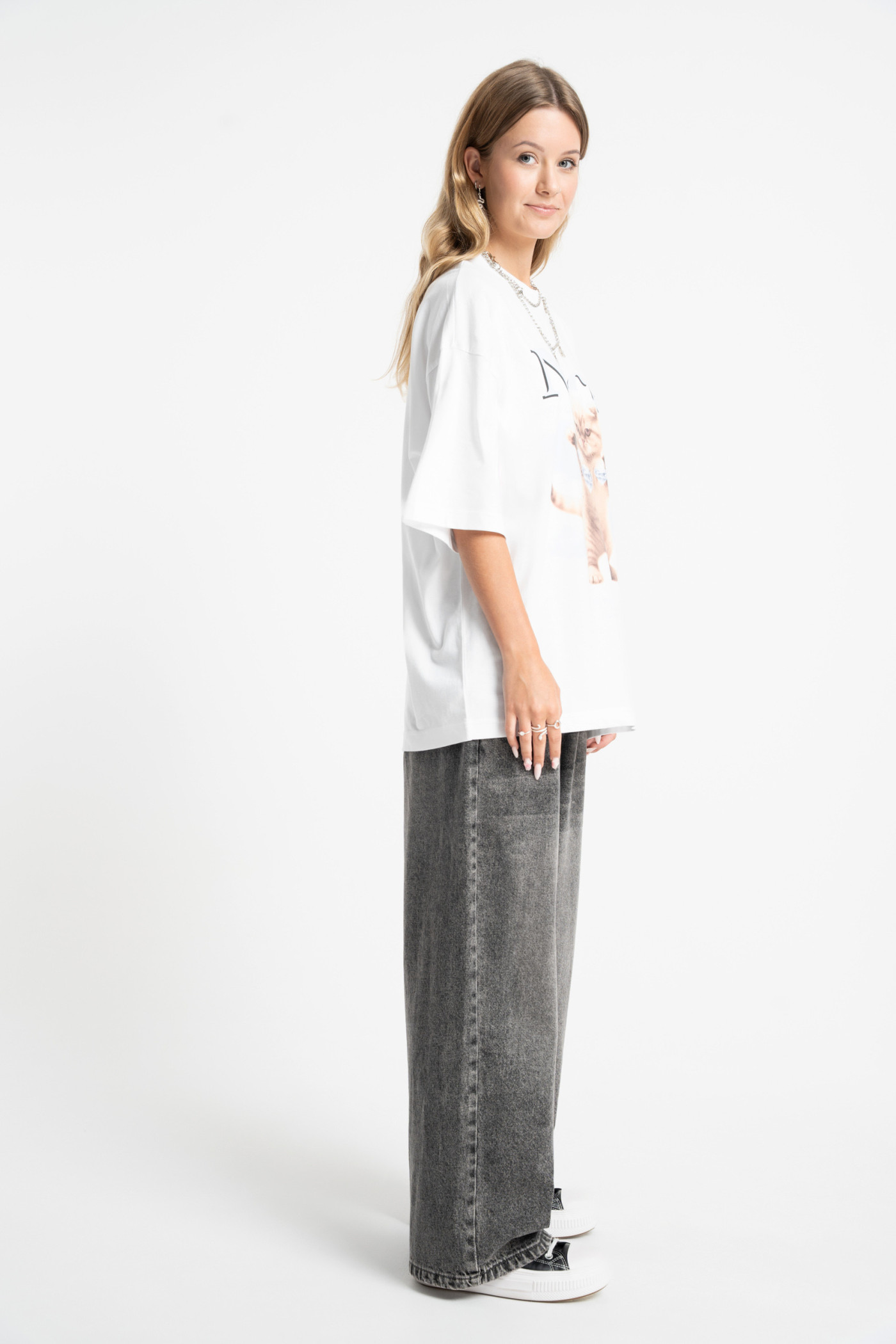 Biały t-shirt OVERSIZE z autorską grafiką z przodu