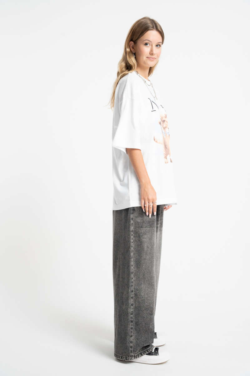 Biały t-shirt OVERSIZE z autorską grafiką z przodu