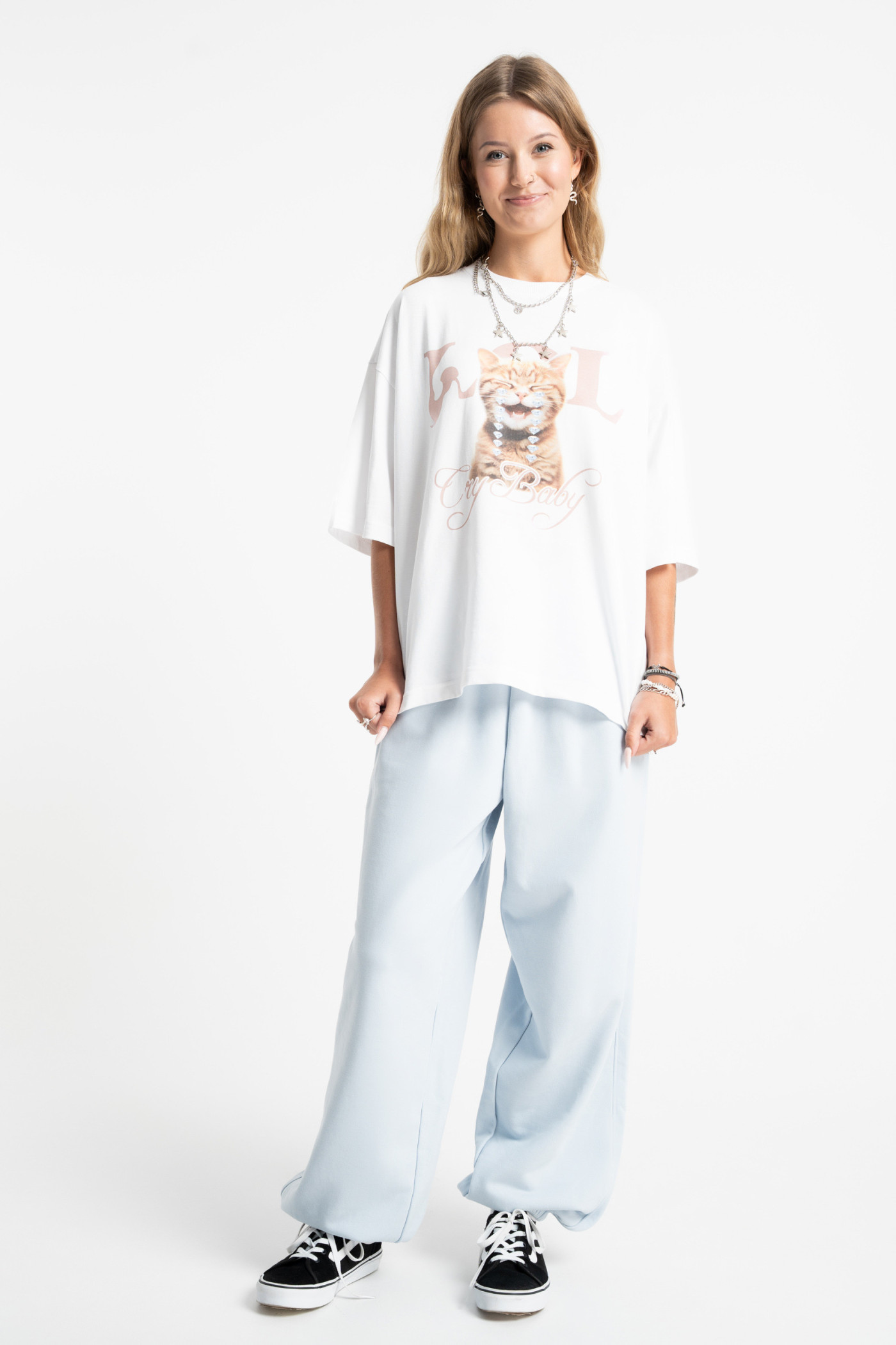 Biały t-shirt BOXY z autorską grafiką z przodu