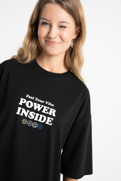 Czarny t-shirt BOXY z autorską grafiką z przodu