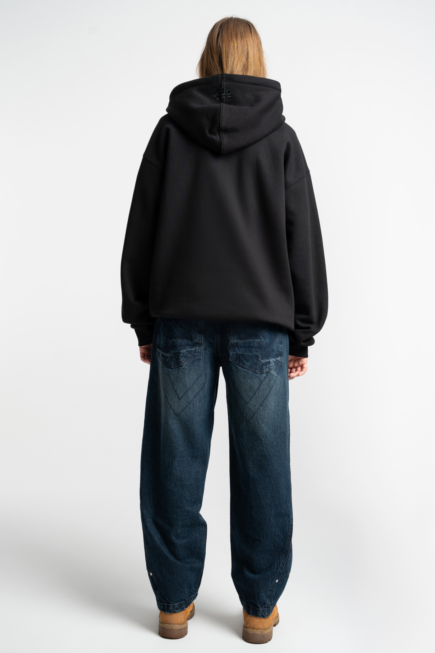 Czarna bluza z kapturem z logo
