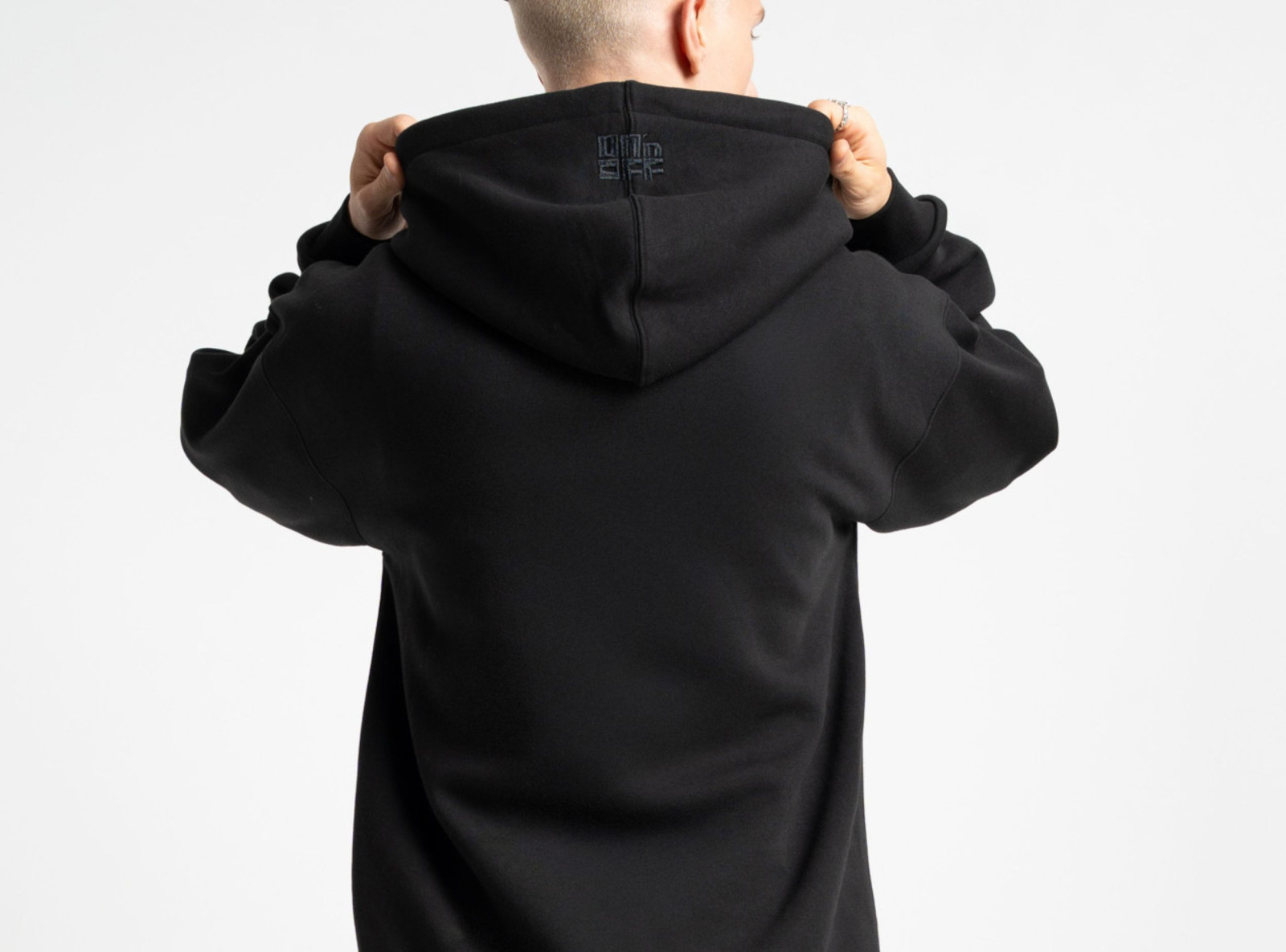 Czarna bluza z kapturem z logo