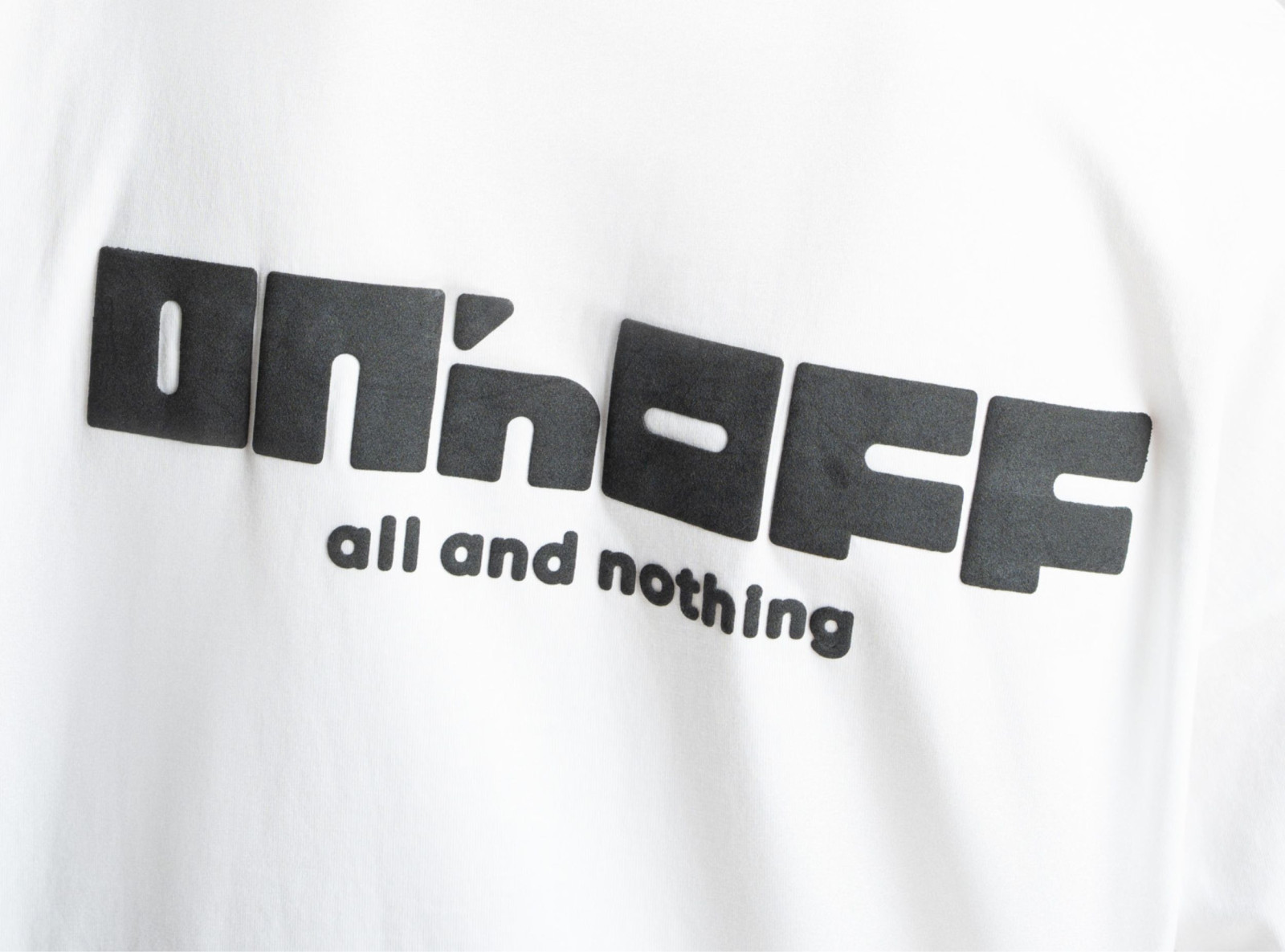 Biały longsleeve z logo