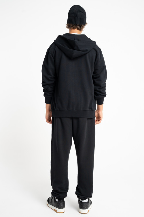 Czarne spodnie dresowe COMFORT z minimalistyczym nadrukiem