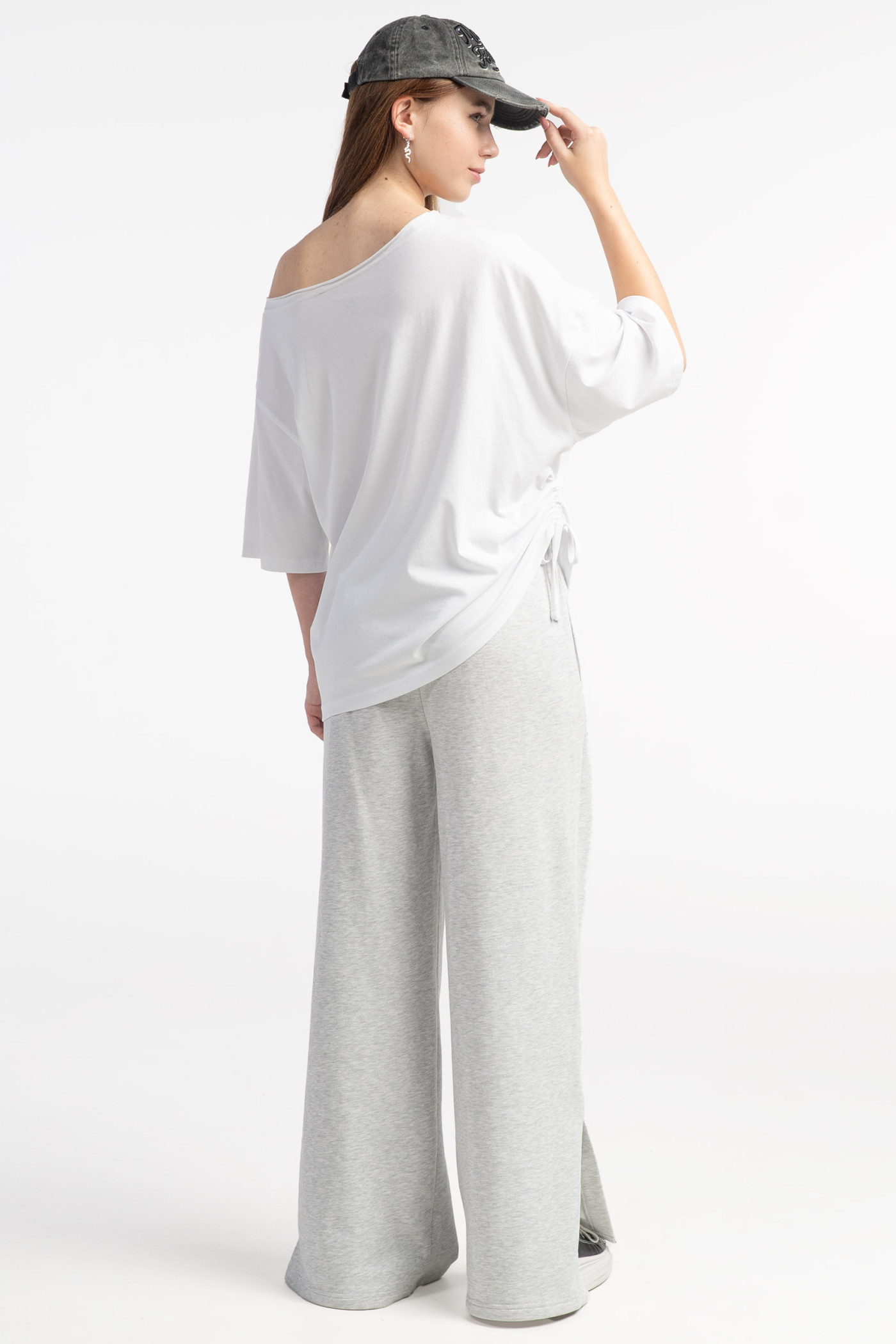 Biały t-shirt OVERSIZE z dekoltem łódką