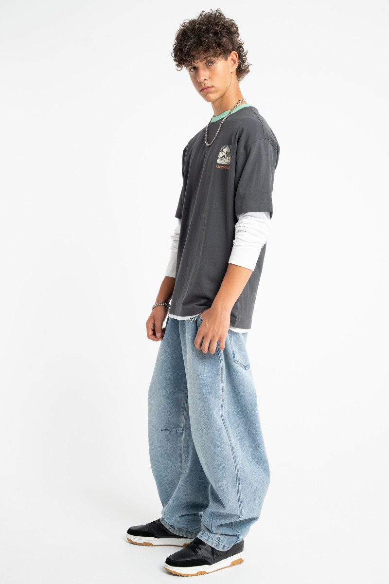 Szary t-shirt LOOSE z autorską grafiką z tyłu