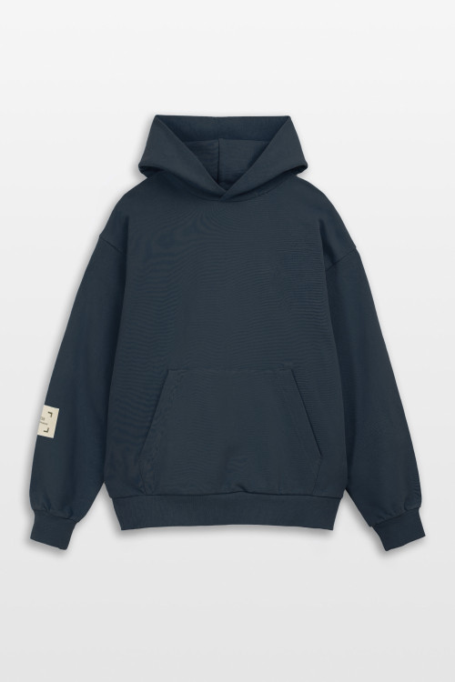 Ciemnoszara bluza REGULAR z kapturem z minimalistyczną naszywką na rękawie