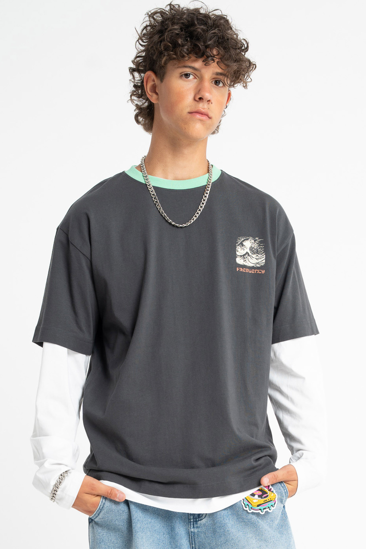 Szary t-shirt LOOSE z autorską grafiką z tyłu