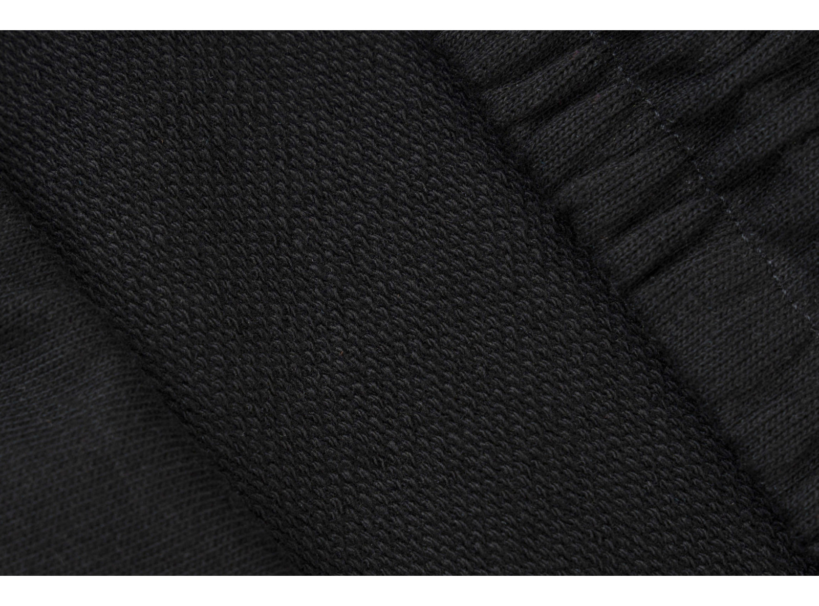 Czarne spodnie dresowe COMFORT z minimalistyczym nadrukiem