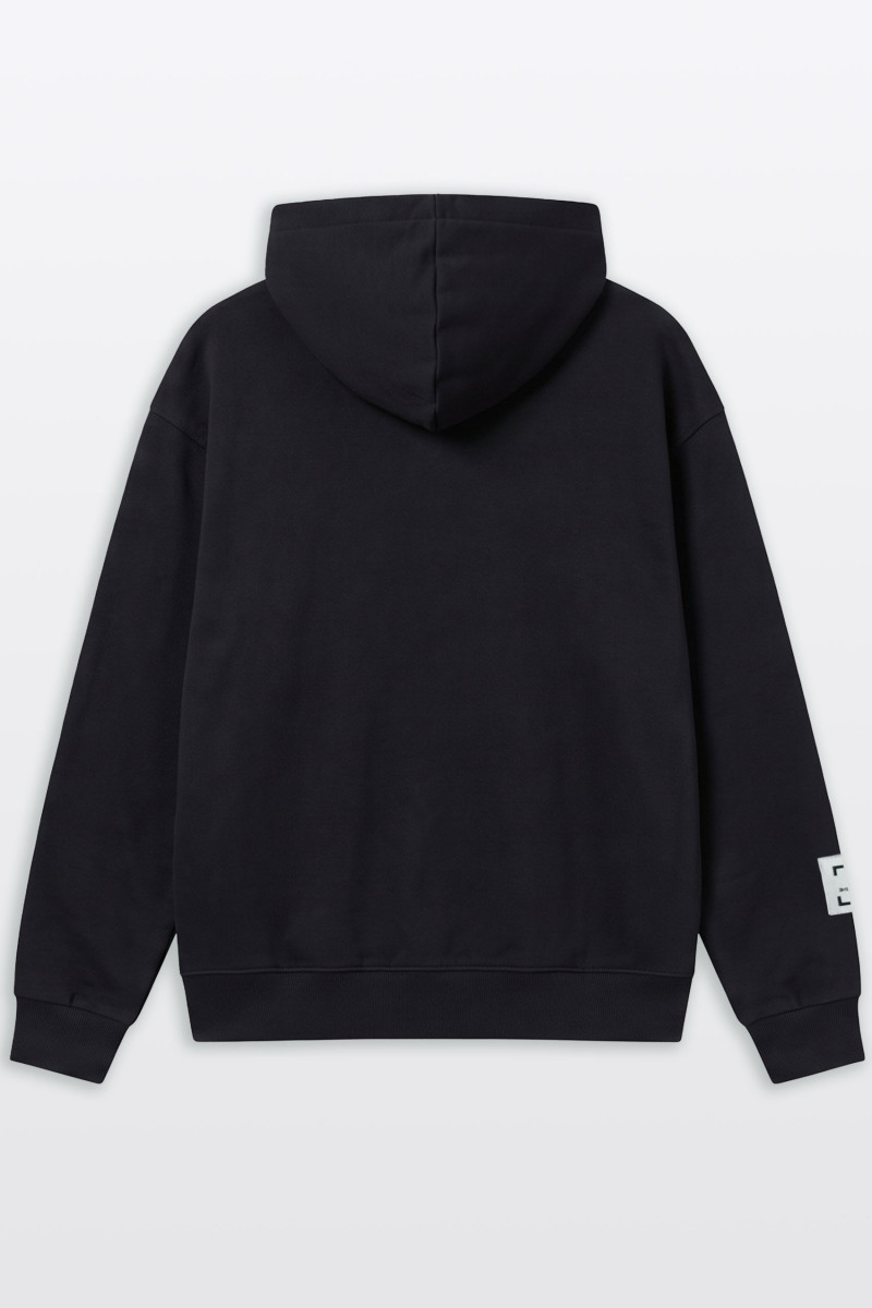 Czarna bluza REGULAR z kapturem z minimalistyczną naszywką na rękawie