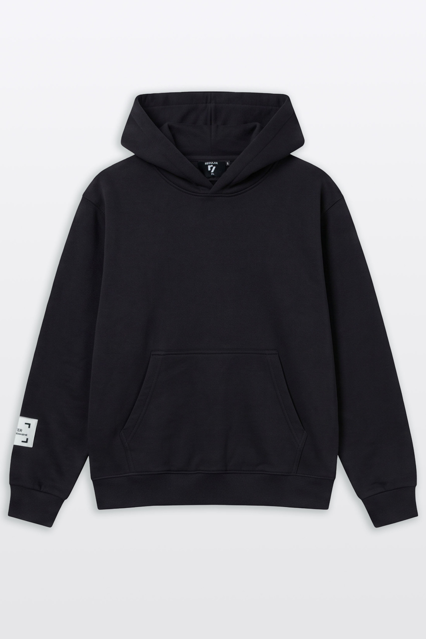 Czarna bluza REGULAR z kapturem z minimalistyczną naszywką na rękawie