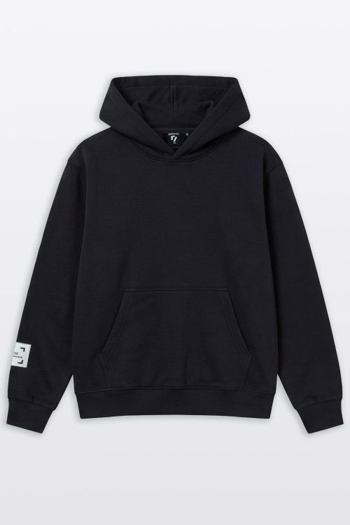 Czarna bluza REGULAR z kapturem z minimalistyczną naszywką na rękawie