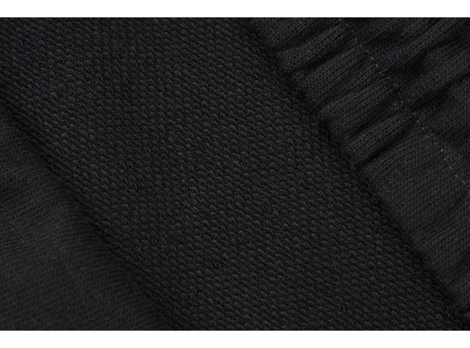 Czarna bluza REGULAR z kapturem z minimalistyczną naszywką na rękawie