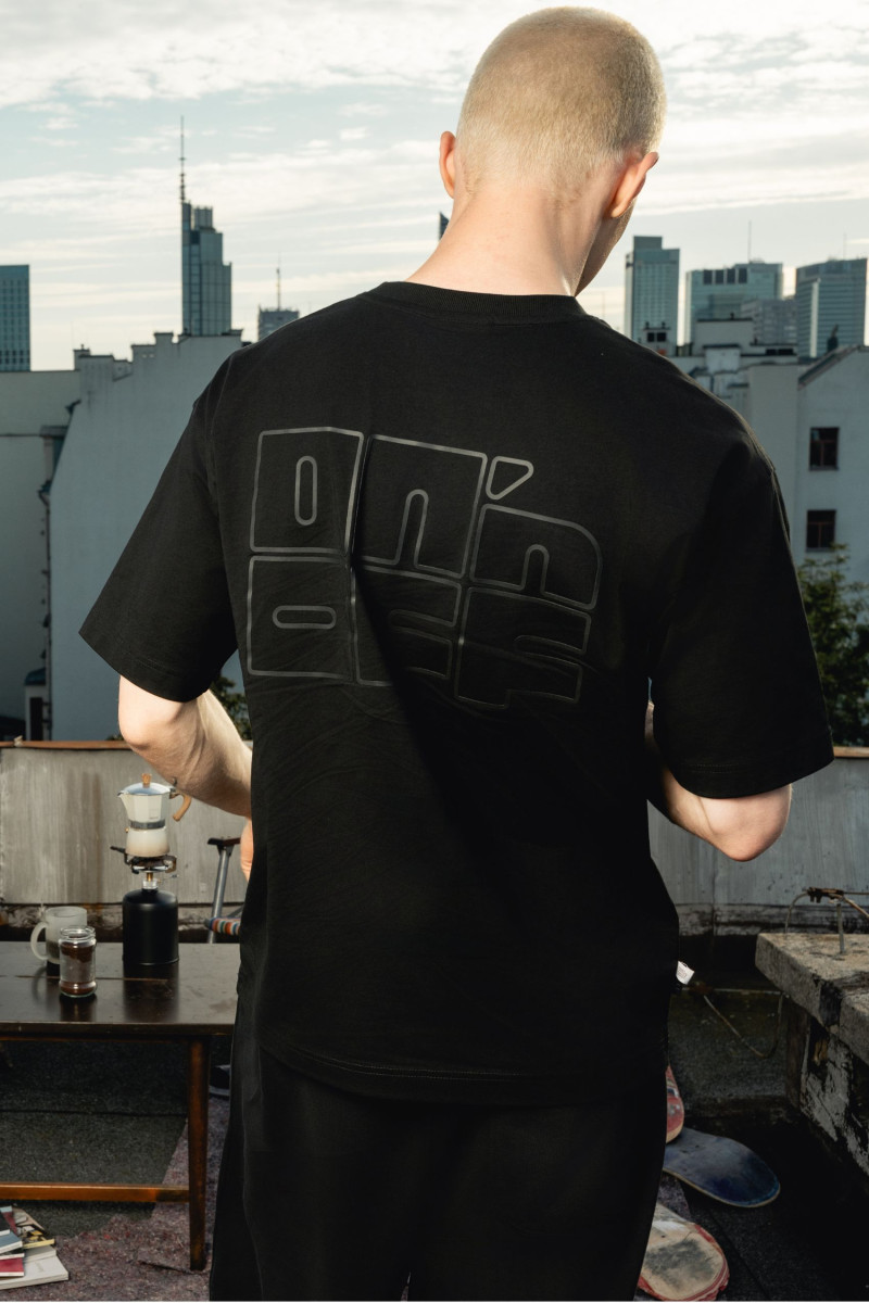 Czarny t-shirt OVERSIZE z minimalistycznym logo