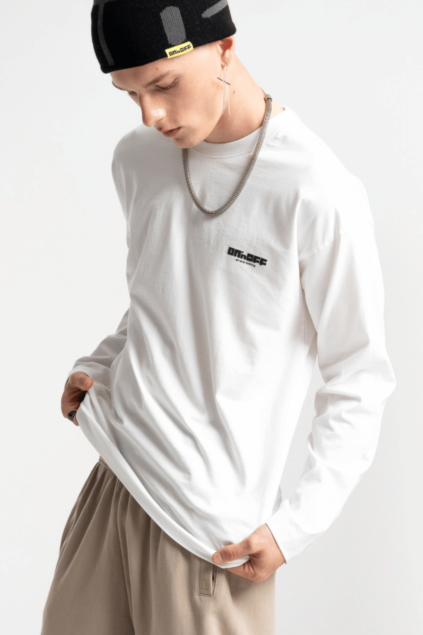 Biały longsleeve z logo