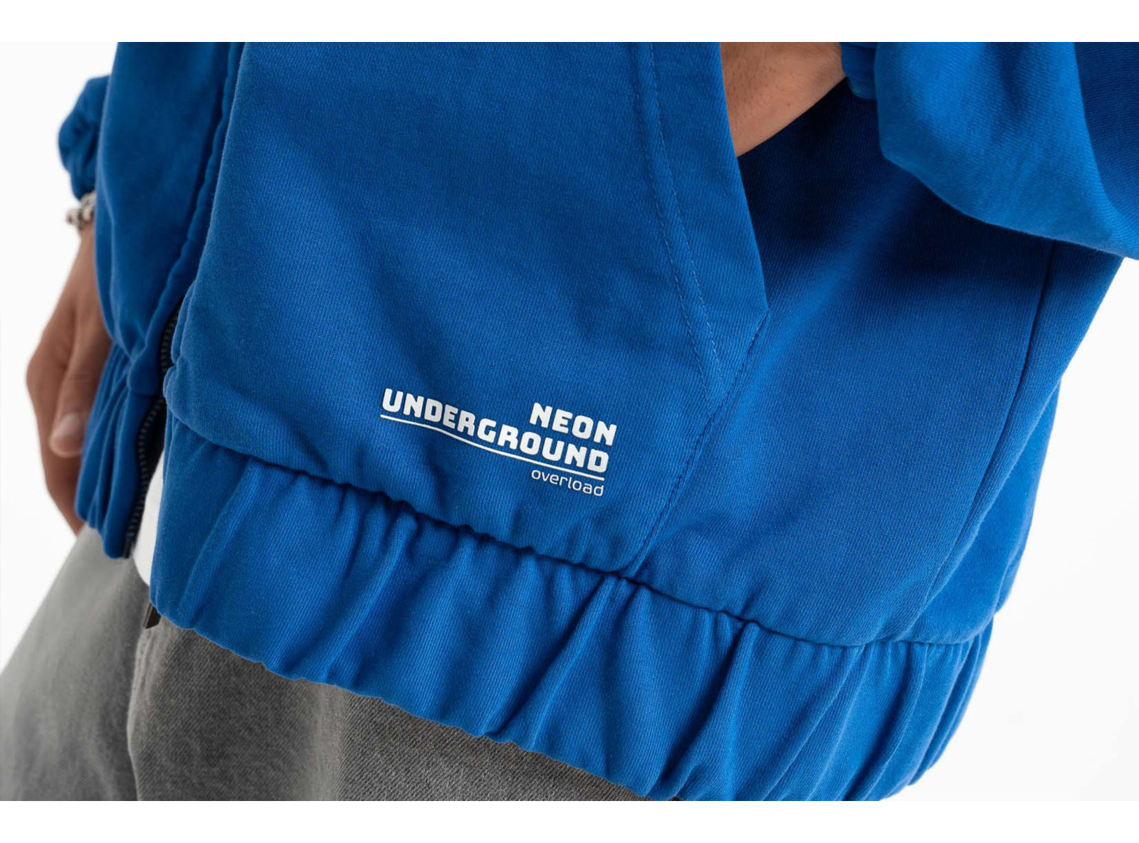 Niebieska bluza COMFORT z kapturem z minimalistycznym nadrukiem