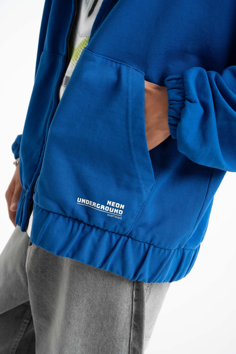 Niebieska bluza COMFORT z kapturem z minimalistycznym nadrukiem