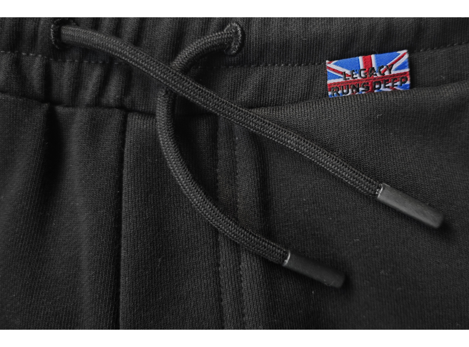 Czarne spodnie dresowe REGULAR z minimalistyczną naszywką