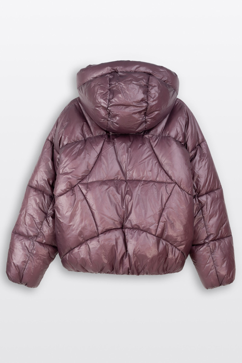 Bordowa pikowana kurtka ocieplana z obszernym kapturem bez nadruków