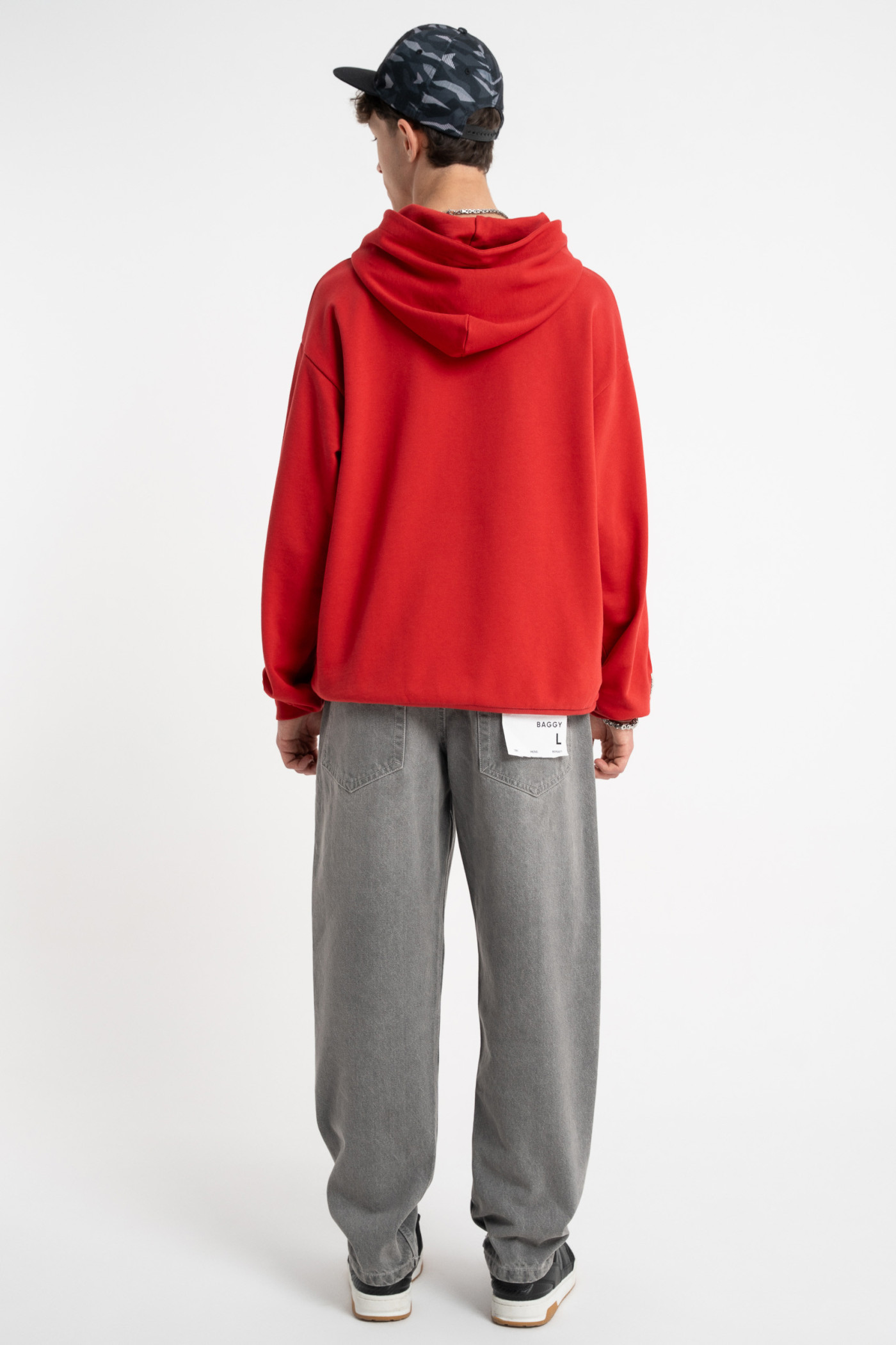 Czerwona bluza REGULAR z kapturem z minimalistyczną naszywką na rękawie