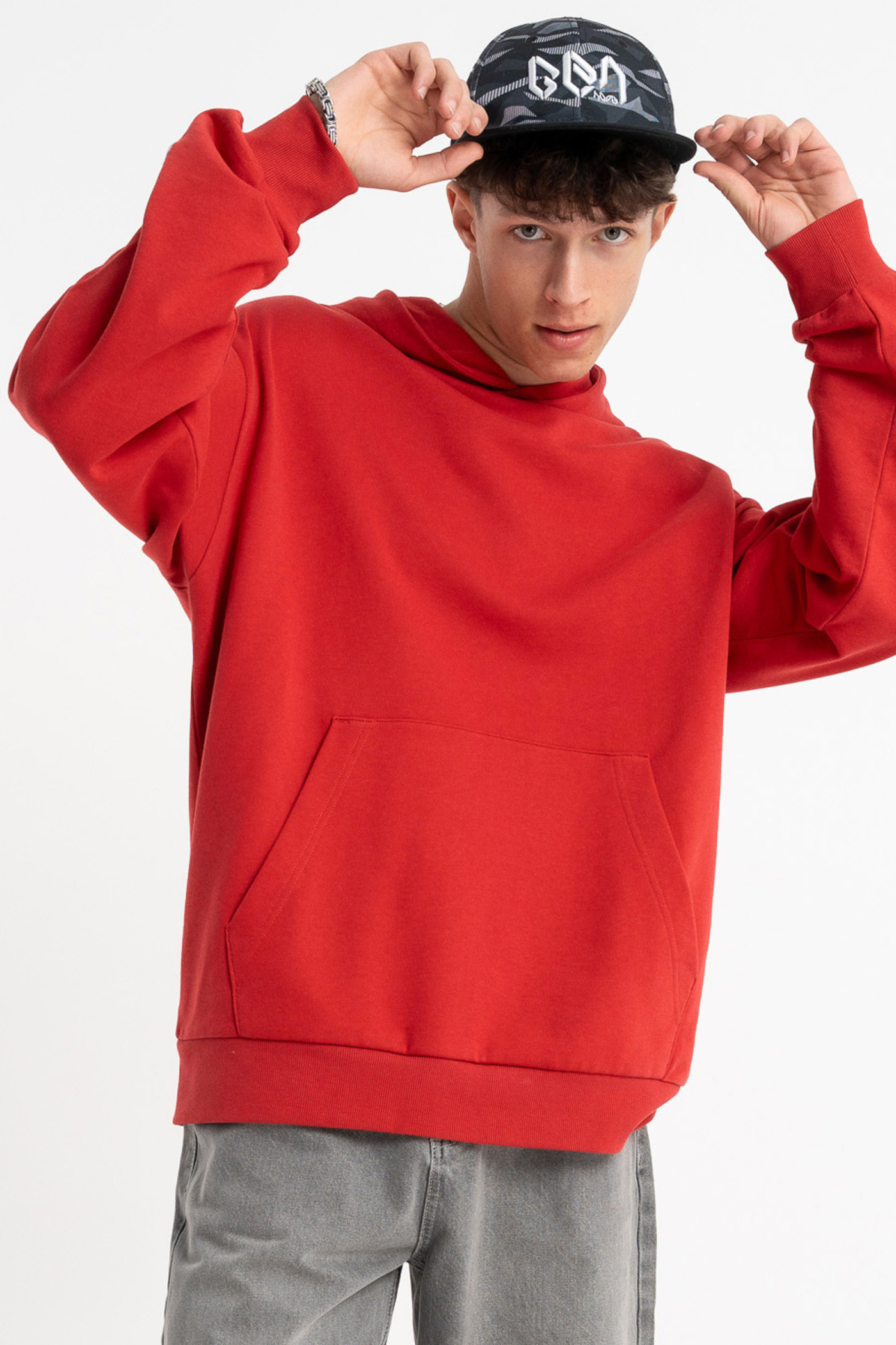 Czerwona bluza REGULAR z kapturem z minimalistyczną naszywką na rękawie