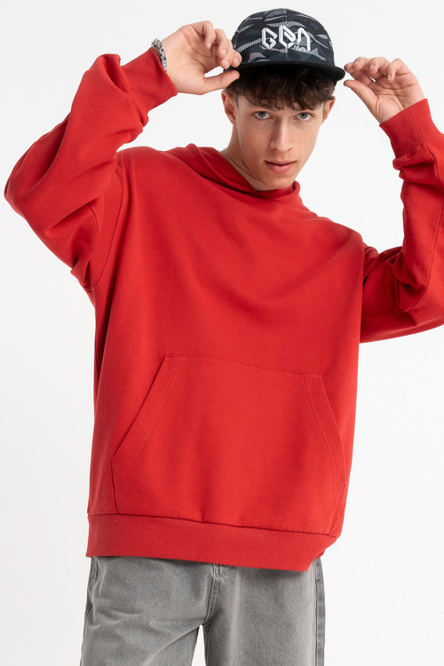 Czerwona bluza REGULAR z kapturem z minimalistyczną naszywką na rękawie