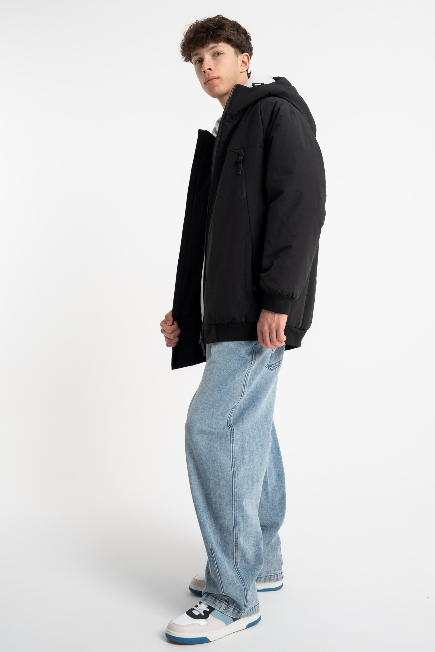 Czarna kurtka ocieplana z obszernym kapturem