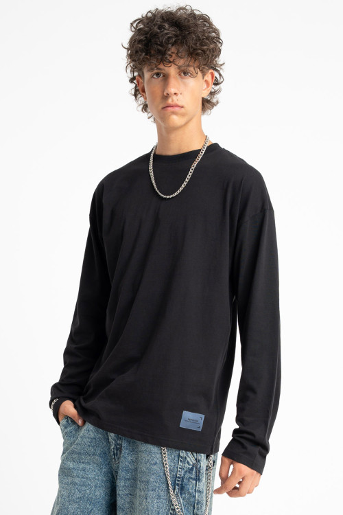 Czarny longsleeve REGULAR z minimalistyczną naszywką