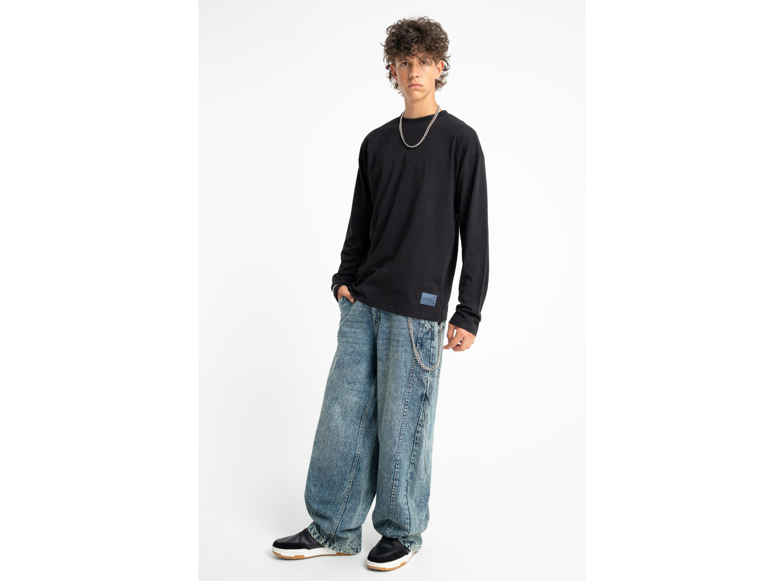 Czarny longsleeve REGULAR z minimalistyczną naszywką