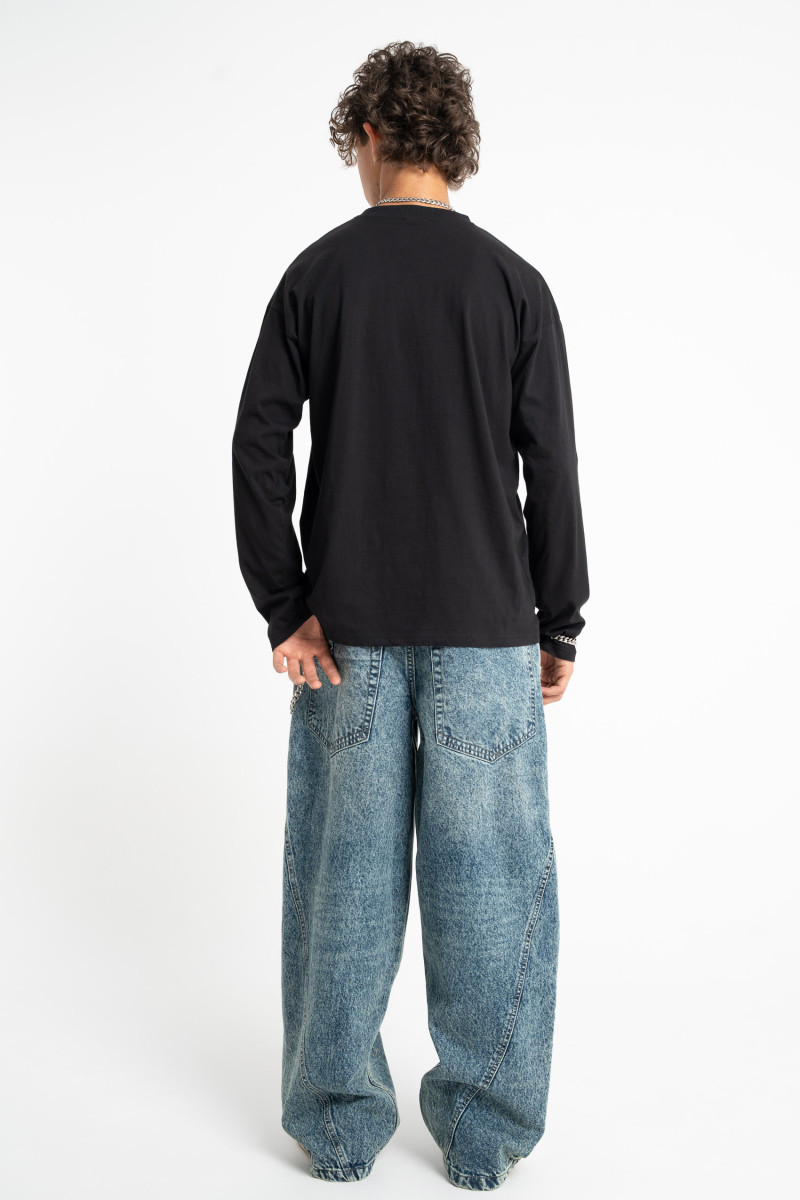 Czarny longsleeve REGULAR z minimalistyczną naszywką