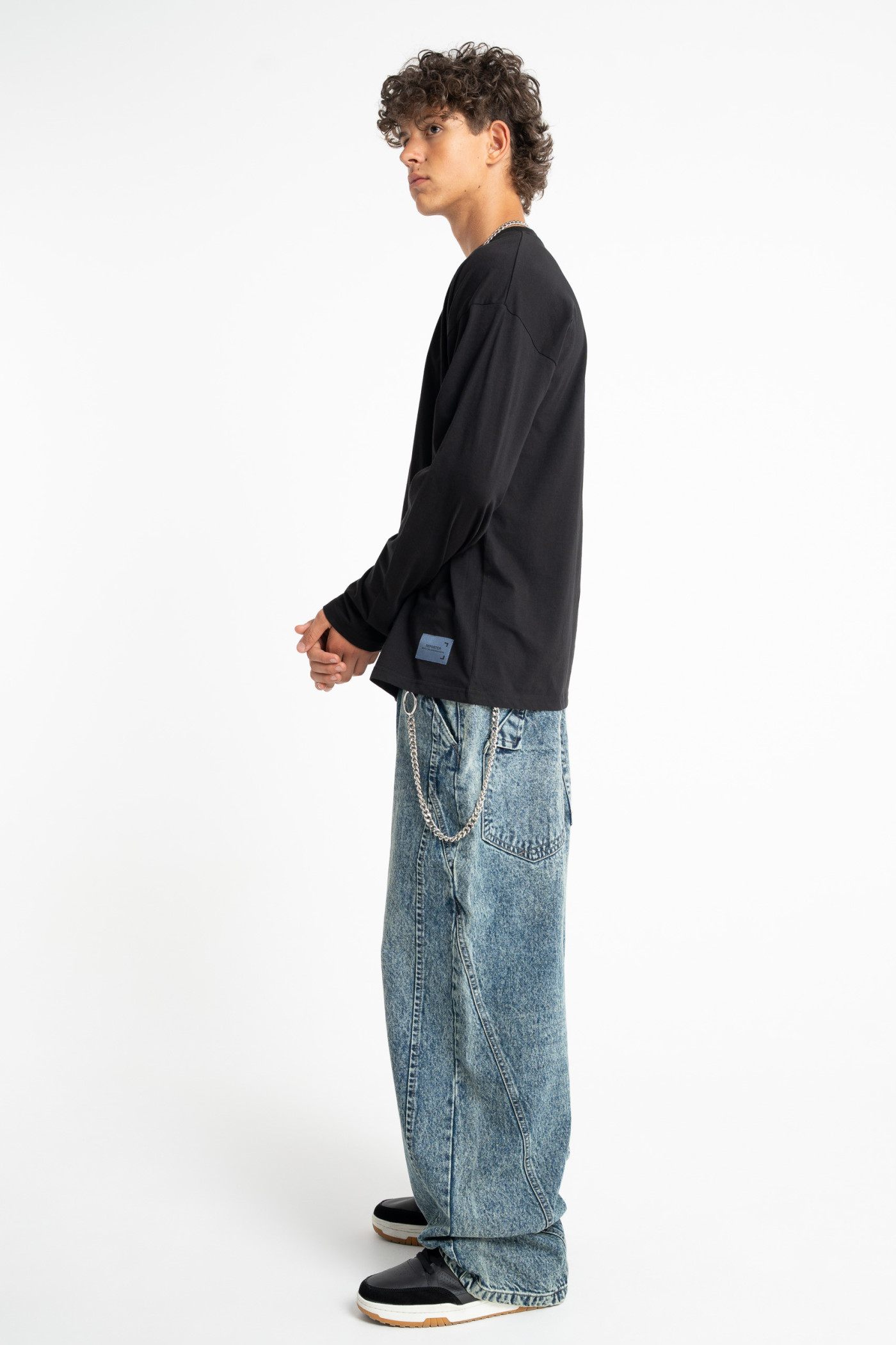 Czarny longsleeve REGULAR z minimalistyczną naszywką