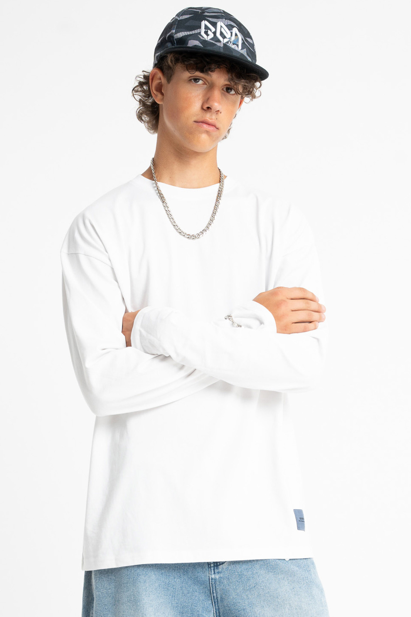 Biały longsleeve REGULAR z minimalistyczną naszywką