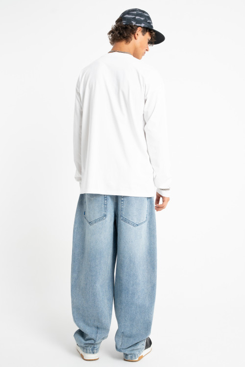 Biały longsleeve REGULAR z minimalistyczną naszywką