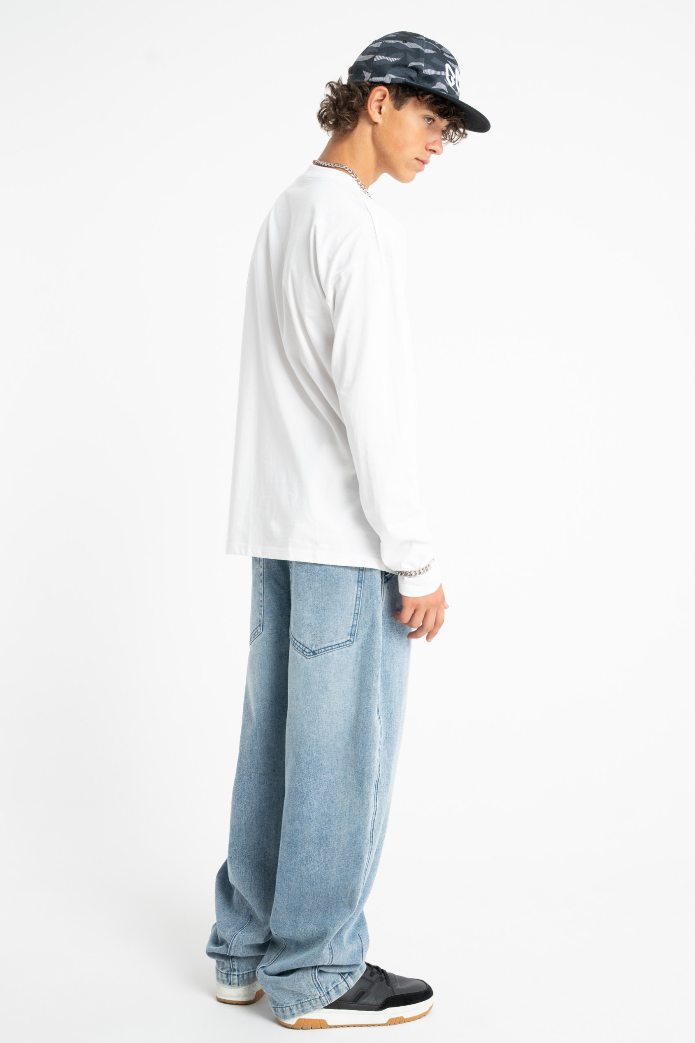 Biały longsleeve REGULAR z minimalistyczną naszywką