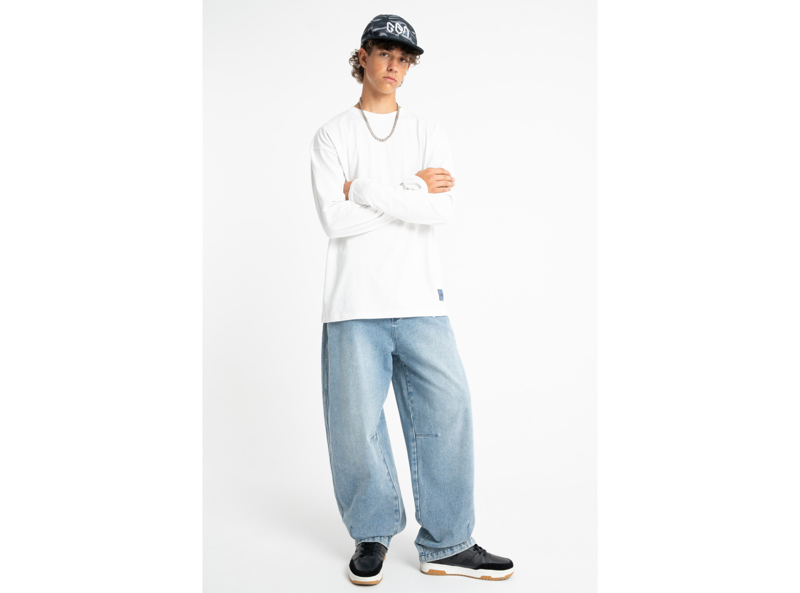 Biały longsleeve REGULAR z minimalistyczną naszywką