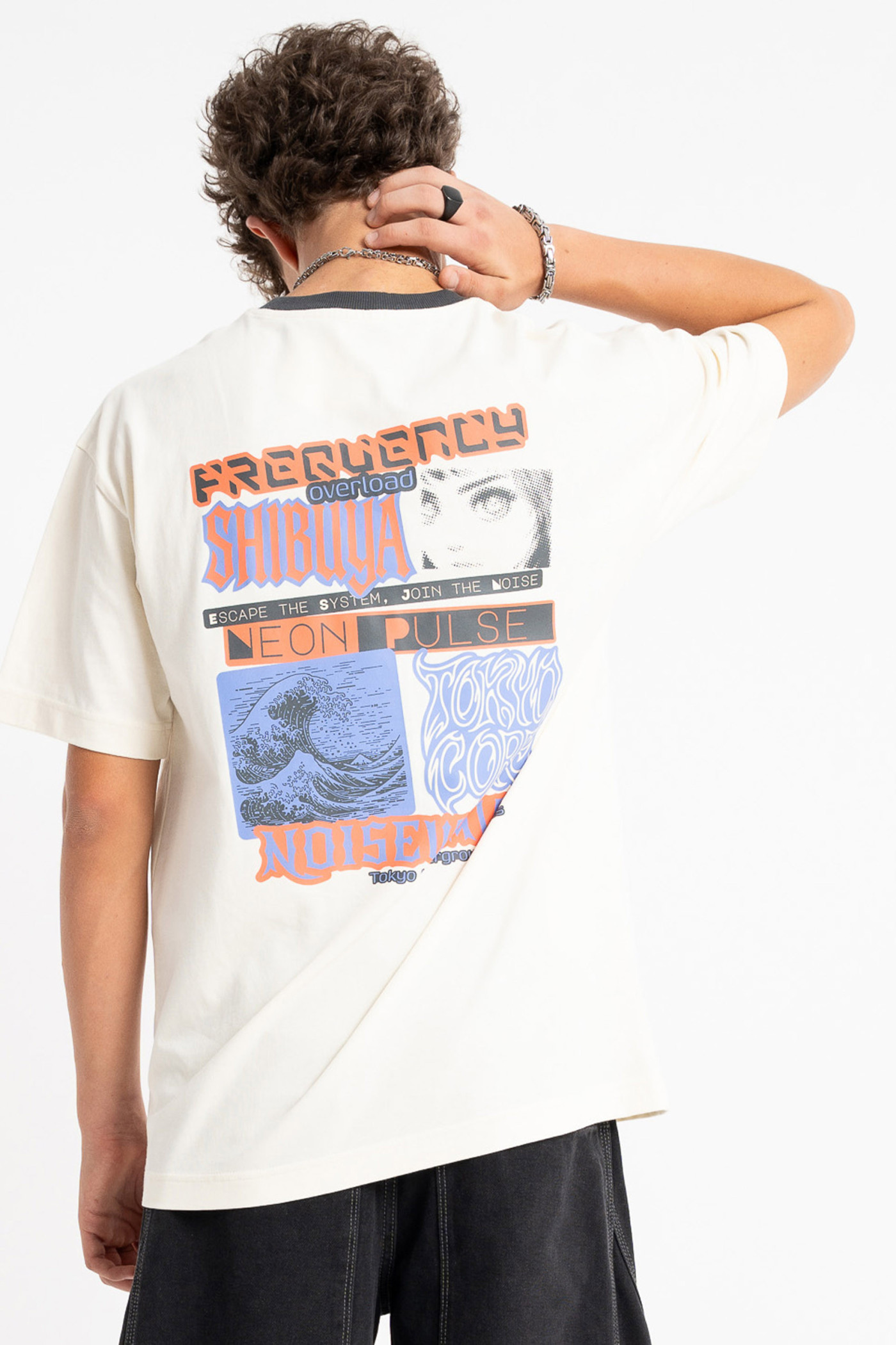 Kremowy t-shirt LOOSE z autorską grafiką z tyłu