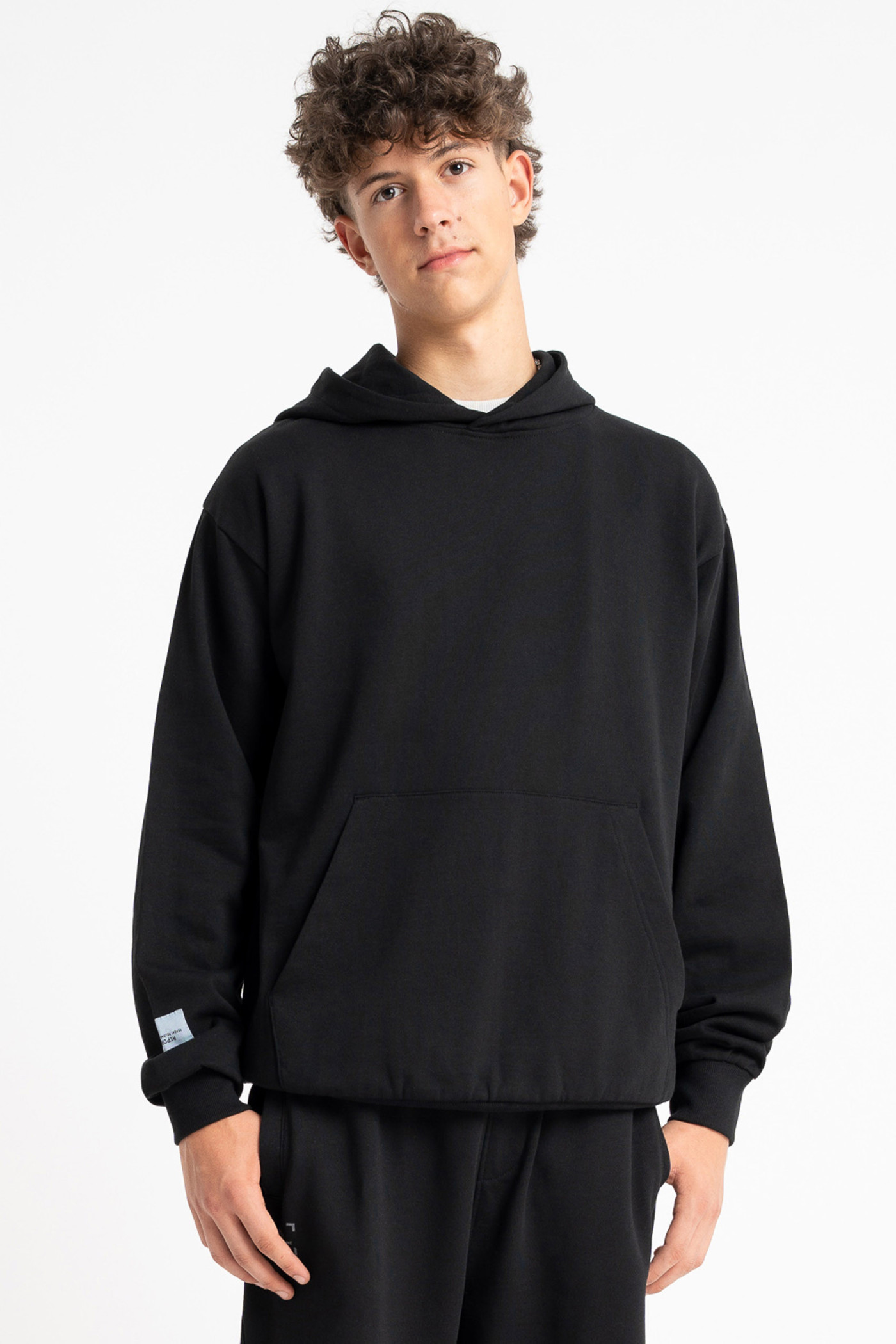 Czarna bluza REGULAR z kapturem z minimalistyczną naszywką na rękawie