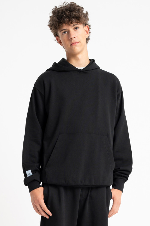 Czarna bluza REGULAR z kapturem z minimalistyczną naszywką na rękawie