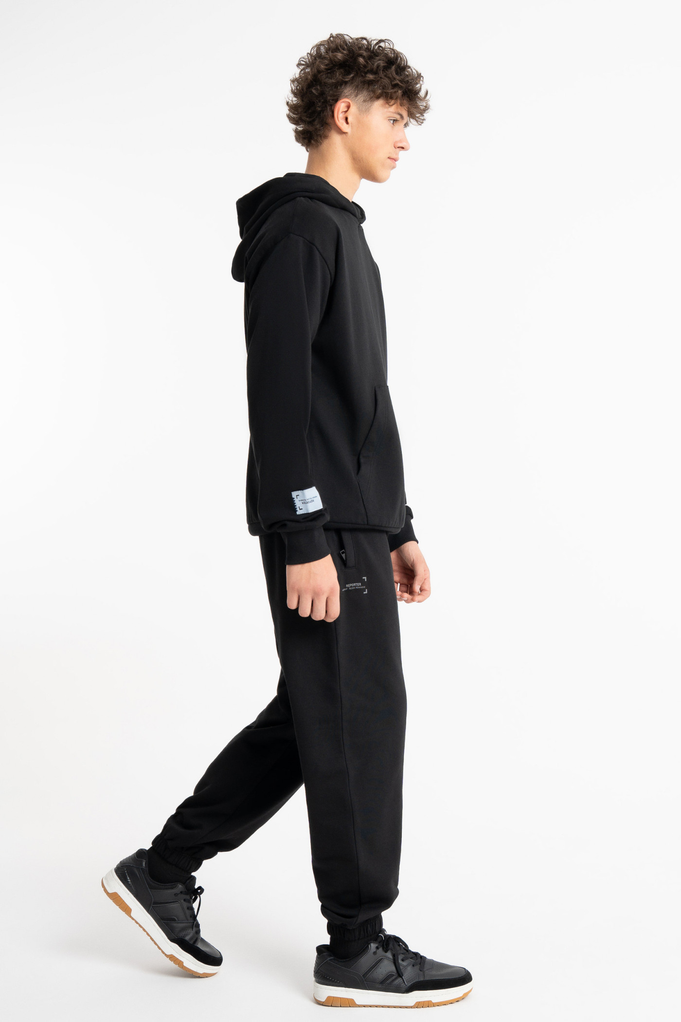 Czarna bluza REGULAR z kapturem z minimalistyczną naszywką na rękawie